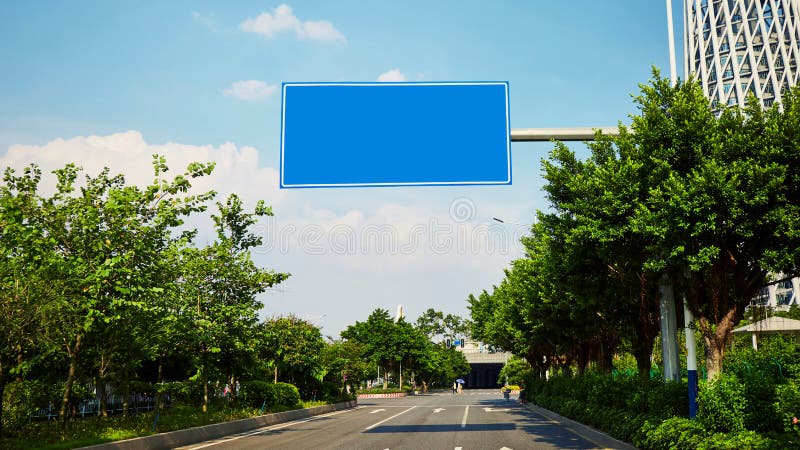 Panneau vide de panneau routier de ville photo stock Panneau vide de panneau routier de ville photo stock