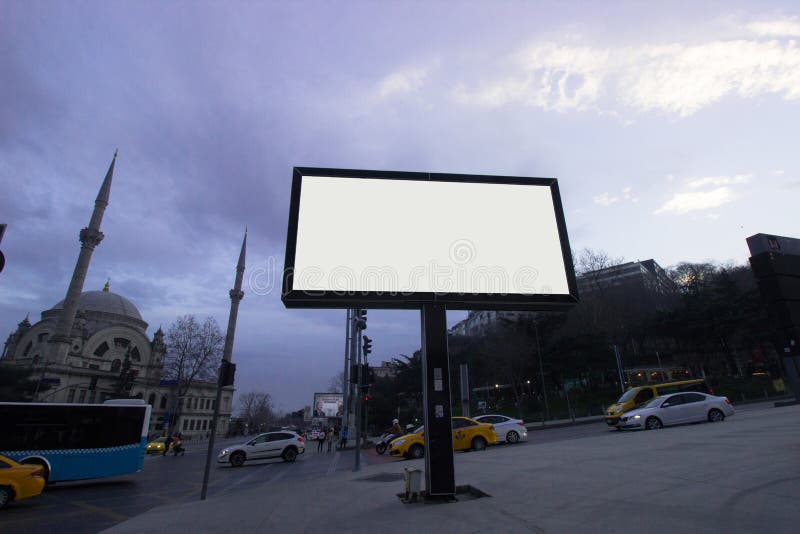 Panneaux d'affichage de blanc d'Istanbul même le temps - nuit pour la publicité image stock Panneaux d'affichage de blanc d'Istanbul même le temps - nuit pour la publicité image stock