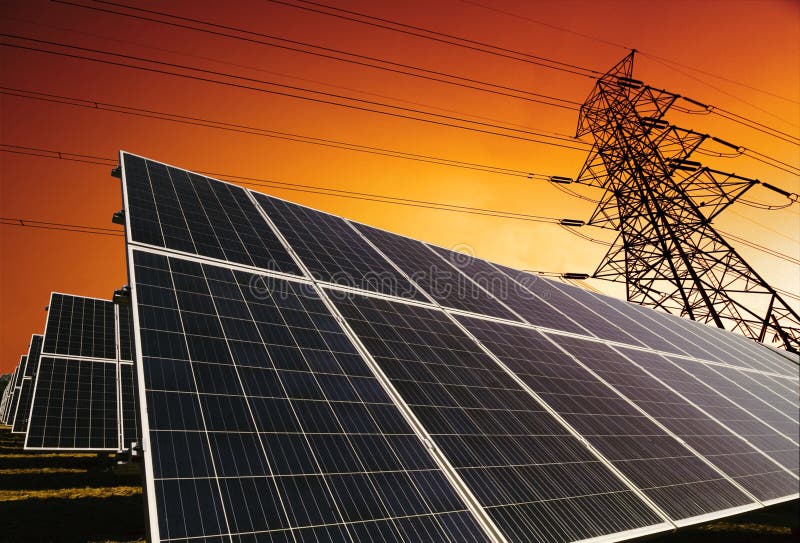 Panneaux solaires avec le fond de ligne électrique photo stock Panneaux solaires avec le fond de ligne électrique photo stock