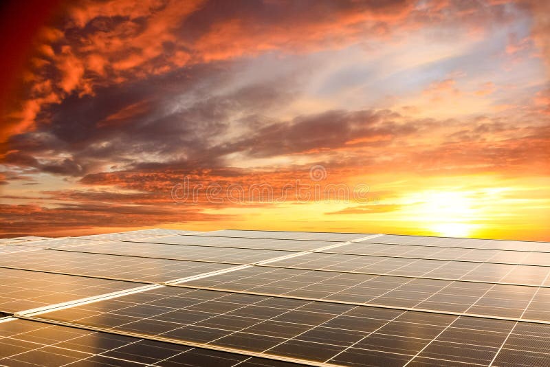 Panneaux Solaires D'énergie Renouvelable Au Coucher Du Soleil Image