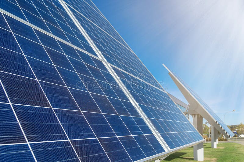 Panneaux solaires ou usine photovoltaïque devant un bâtiment d'usine image libre de droits Panneaux solaires ou usine photovoltaïque devant un bâtiment d'usine image libre de droits