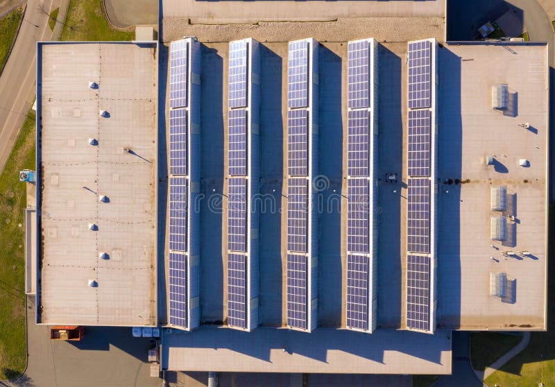Panneaux solaires ou usine photovoltaïque sur le toit d'un bâtiment d'usine image stock Panneaux solaires ou usine photovoltaïque sur le toit d'un bâtiment d'usine image stock