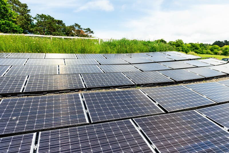 Panneaux solaires, source alternative de l'électricité, énergie verte photographie stock libre de droits Panneaux solaires, source alternative de l'électricité, énergie verte photographie stock libre de droits