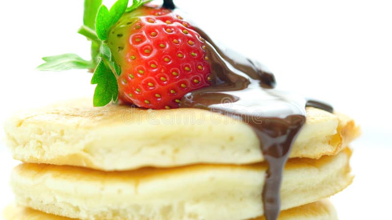 Pannekoeken met aardbei en gemotregend met chocoladesaus, macroclose-up stock afbeelding Pannekoeken met aardbei en gemotregend met chocoladesaus, macroclose-up stock afbeelding