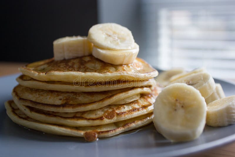 Pannekoeken met ahornstroop en bananen royalty-vrije stock fotografie Pannekoeken met ahornstroop en bananen royalty-vrije stock fotografie