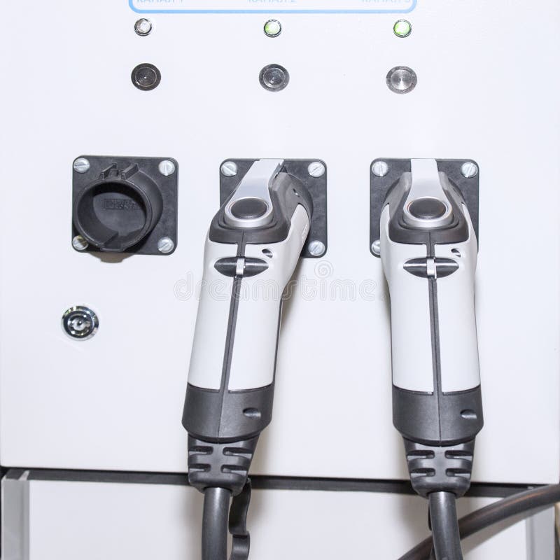 Pannello con due pistole per la ricarica di veicoli elettrici fotografia stock libera da diritti Pannello con due pistole per la ricarica di veicoli elettrici fotografia stock libera da diritti