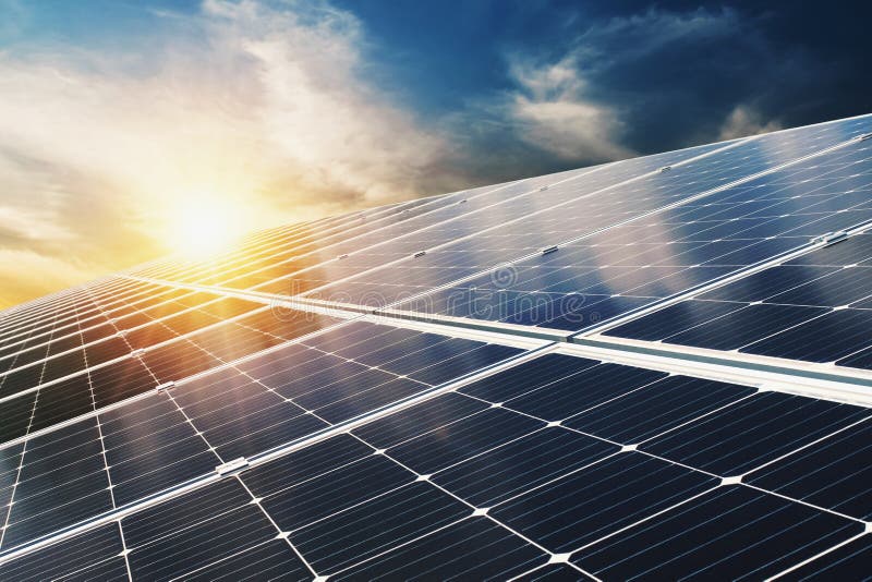 Pannello solare con cielo blu e tramonto energia pulita, alternativa elettrica, energia in natura