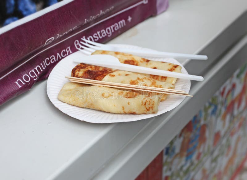 Pannkakor på rysk karneval breder smör på veckan, Maslenitsa, den Shrovetide selebrationen royaltyfri fotografi Pannkakor på rysk karneval breder smör på veckan, Maslenitsa, den Shrovetide selebrationen royaltyfri fotografi