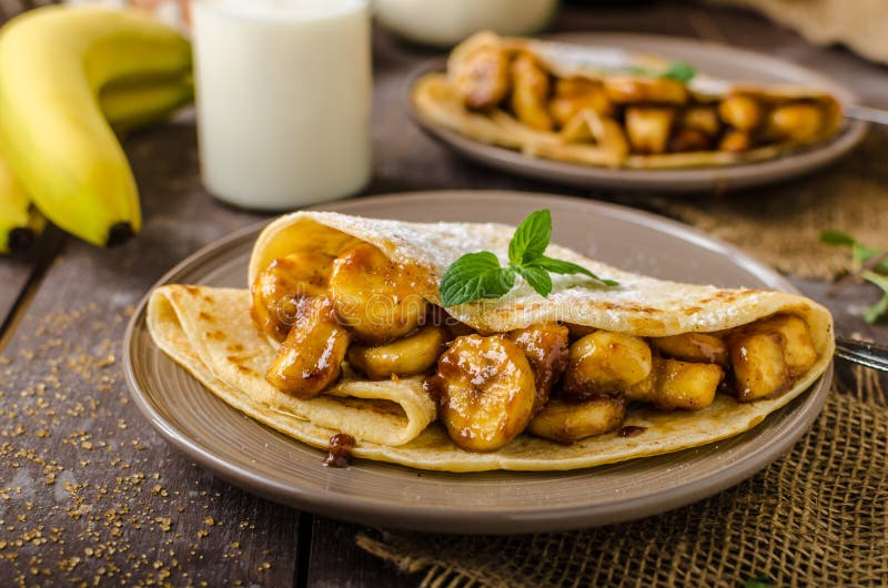 Pannkakor som är välfyllda med bananer royaltyfria foton Pannkakor som är välfyllda med bananer royaltyfria foton
