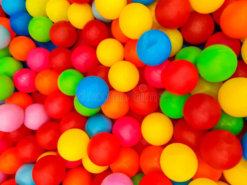 Fundo de muitas bolas coloridas de plástico na piscina de bolas em uma sala  de jogos para crianças