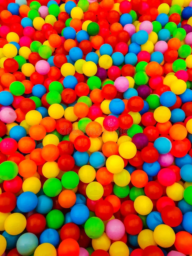 Fundo de muitas bolas coloridas de plástico na piscina de bolas em uma sala  de jogos para crianças