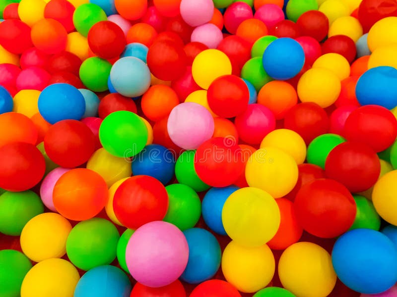 Fundo de muitas bolas coloridas de plástico na piscina de bolas em uma sala  de jogos para crianças