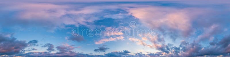 Céu azul com nuvens cumulus como panorama hdri 360 sem costura com