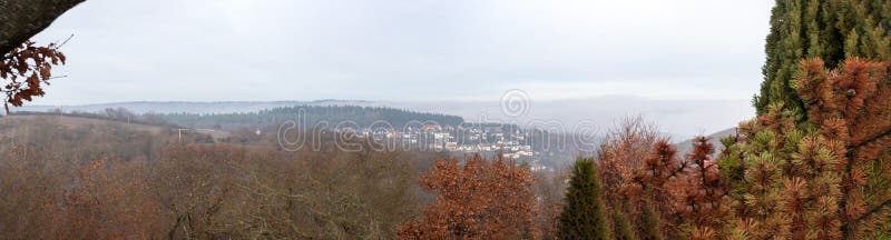 Panoram των τομέων και του χωριού στα langgöns στοκ εικόνα Panoram των τομέων και του χωριού στα langgöns στοκ εικόνα