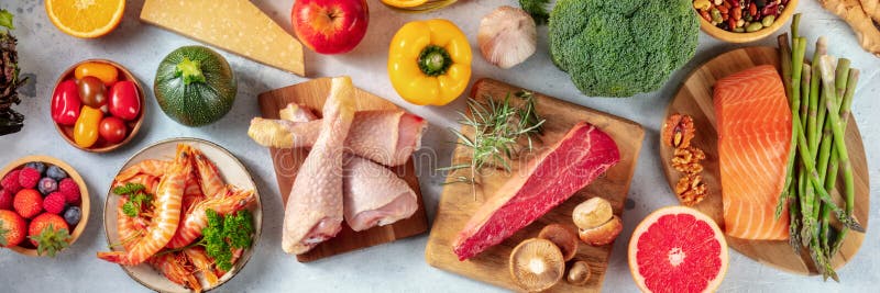 Панорама разнообразия продуктов, снятая сверху. Подборка полезных продуктов, мяса и рыбы, фруктов и овощей стоковое фото