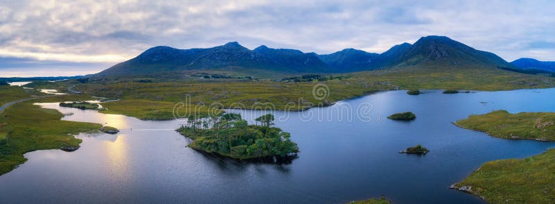Panorama aereo dell'isola dei pini nel lago Derryclare fotografia stock libera da diritti Panorama aereo dell'isola dei pini nel lago Derryclare fotografia stock libera da diritti