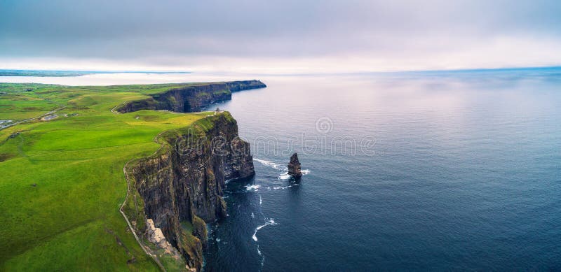 Panorama aereo delle scogliere sceniche di Moher in Irlanda