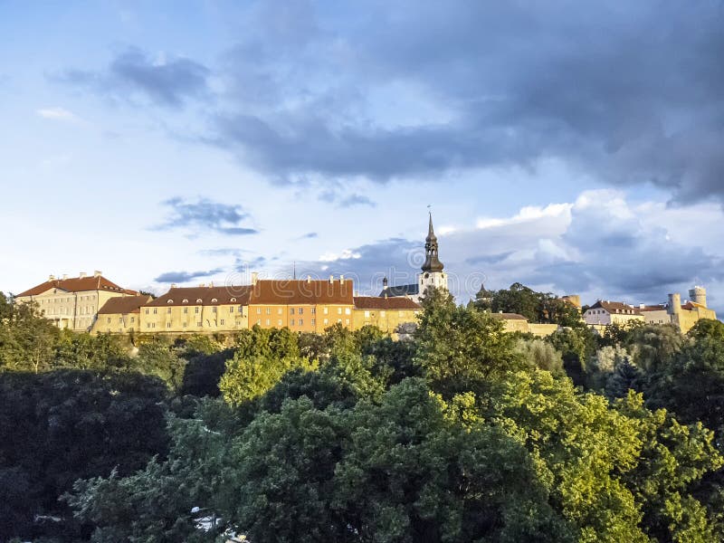 Panorama aereo di estate scenica di Città Vecchia a Tallinn, Estoni fotografie stock libere da diritti Panorama aereo di estate scenica di Città Vecchia a Tallinn, Estoni fotografie stock libere da diritti