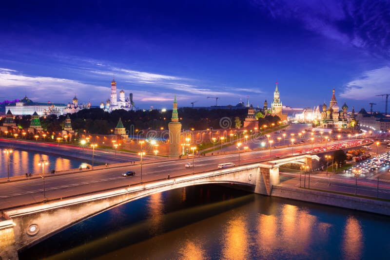Panorama aereo di notte al ponte di Bolshoy Moskvoretsky, alle torri del Cremlino di Mosca ed al san Basil Cathedral immagini stock Panorama aereo di notte al ponte di Bolshoy Moskvoretsky, alle torri del Cremlino di Mosca ed al san Basil Cathedral immagini stock