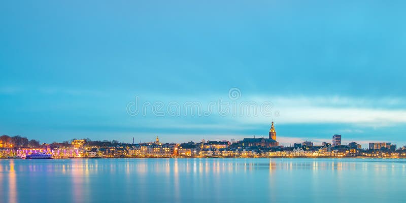 Panorama- aftonsikt av den holländska staden av Nijmegen arkivbilder