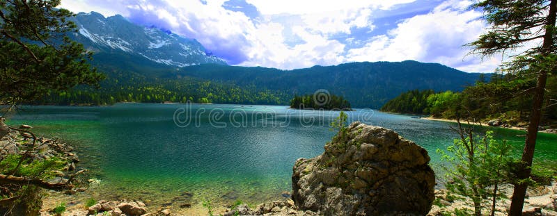 Panorama Alemanha de Eibsee imagem de stock Panorama Alemanha de Eibsee imagem de stock