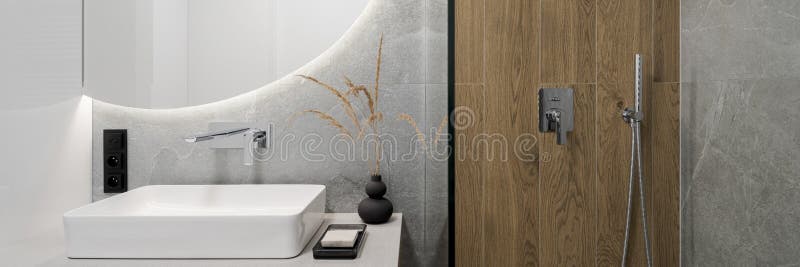 Panorama auf das moderne und kleine Badezimmer lizenzfreie stockbilder