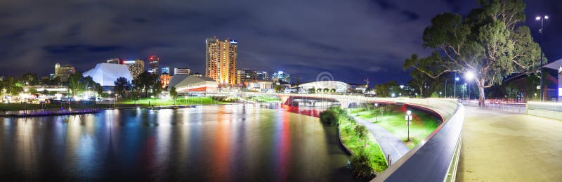 Panorama av Adelaide i södra Australien på natten fotografering för bildbyråer Panorama av Adelaide i södra Australien på natten fotografering för bildbyråer