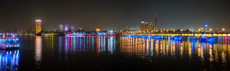 Panorama av aftonen Nile River med moderna byggnader av Kairo, E arkivfoto Panorama av aftonen Nile River med moderna byggnader av Kairo, E arkivfoto
