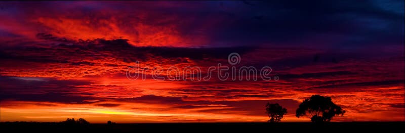 Panorama av att göra ljusare Ridge soluppgång royaltyfri bild Panorama av att göra ljusare Ridge soluppgång royaltyfri bild