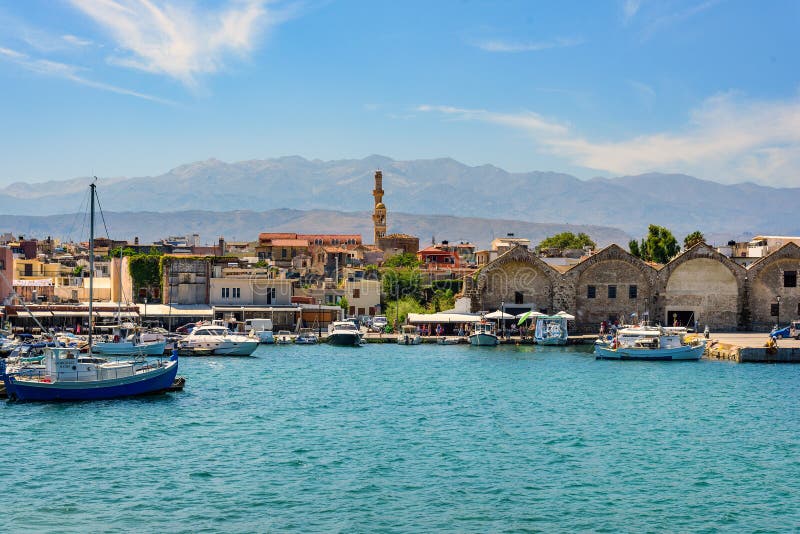 Panorama av den Chania stadsikten på gammal port på Kretaön, Grekland royaltyfria foton Panorama av den Chania stadsikten på gammal port på Kretaön, Grekland royaltyfria foton