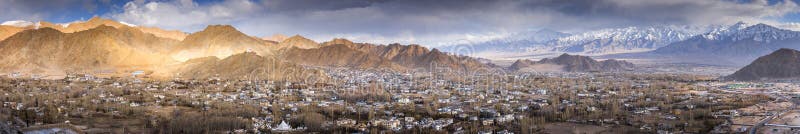 Panorama av den härliga Leh staden på surroundbergbakgrund, Ladakh Indien Tibet arkivfoto Panorama av den härliga Leh staden på surroundbergbakgrund, Ladakh Indien Tibet arkivfoto
