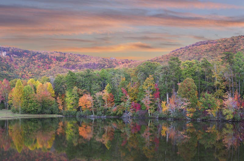 Panorama av den härliga nedgånglövverket reflekterad i sjön på den Cheaha delstatsparken, Alabama royaltyfri fotografi