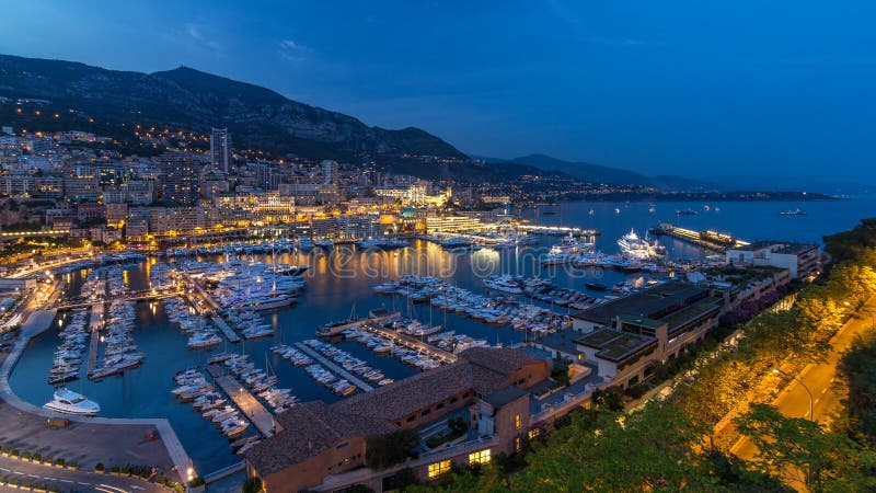 Panorama av den Monte - carlo dagen till natttimelapse från observationsdäcket i byn av Monaco med port Hercules