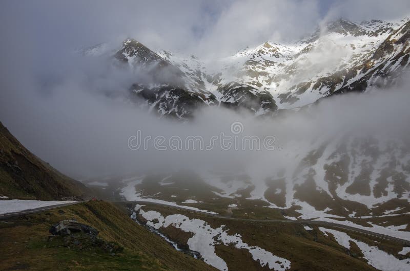 Panorama av den Transfagarasan huvudvägen som korsar Fagarasi Mounta arkivbild Panorama av den Transfagarasan huvudvägen som korsar Fagarasi Mounta arkivbild