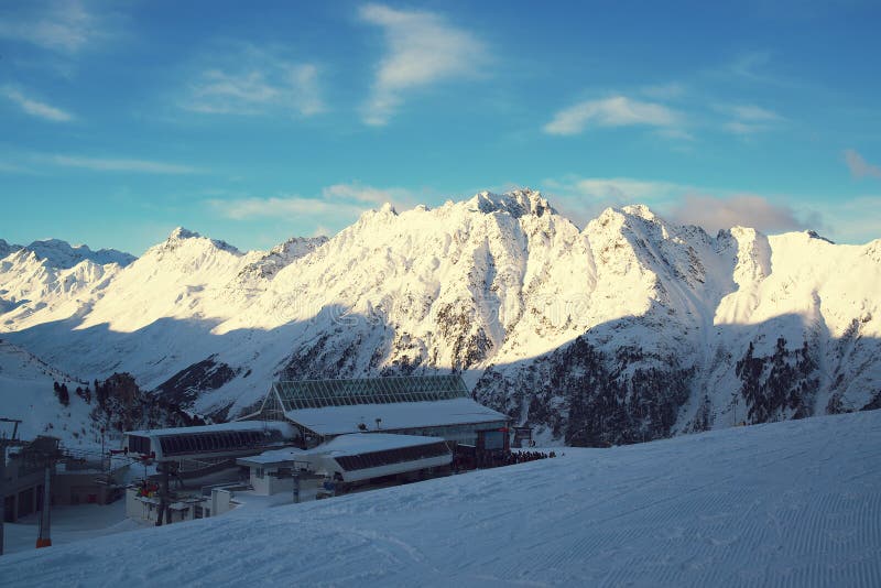 Panorama av fjällängarna övervintrar morgonen, Ischgl, Österrike royaltyfri fotografi Panorama av fjällängarna övervintrar morgonen, Ischgl, Österrike royaltyfri fotografi