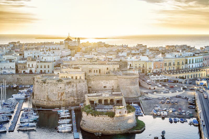 Panorama av härliga Gallipoli, Puglia, Italien royaltyfri fotografi Panorama av härliga Gallipoli, Puglia, Italien royaltyfri fotografi