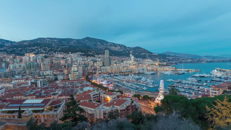 Panorama av Monaco: LaCondamine område och port Hercule på skymning