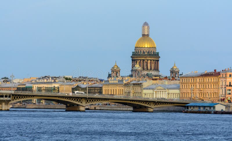 Panorama av Promendas Anglais med Annunciation bridge, Neva och St Isaacs katedral i staden Sankt Petersburg Kommissionen royaltyfria bilder Panorama av Promendas Anglais med Annunciation bridge, Neva och St Isaacs katedral i staden Sankt Petersburg Kommissionen royaltyfria bilder