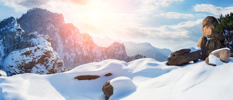 Panorama av Seoraksan i vinter med det soliga berömda berget i Ko royaltyfria foton Panorama av Seoraksan i vinter med det soliga berömda berget i Ko royaltyfria foton