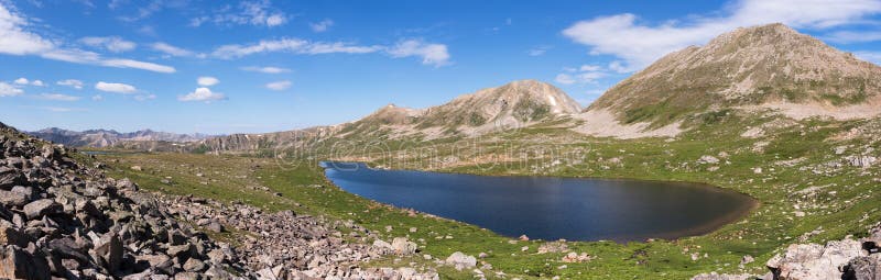 Panorama av självständighet sjön med det Geissler berget arkivfoton Panorama av självständighet sjön med det Geissler berget arkivfoton