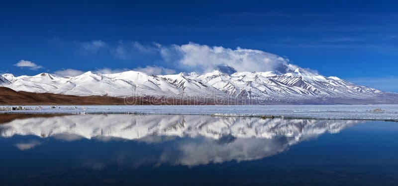 Panorama av sjön Manasarovar (Mapam Yumco), västra Tibet royaltyfri bild Panorama av sjön Manasarovar (Mapam Yumco), västra Tibet royaltyfri bild