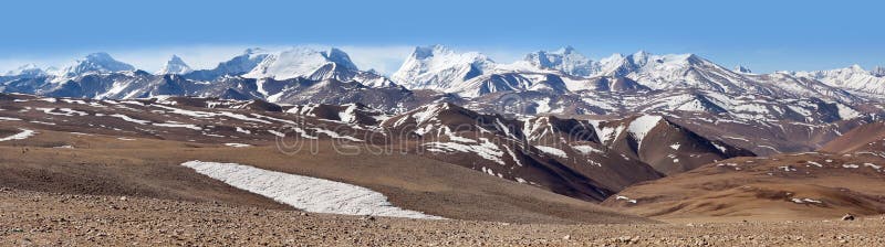 Panorama av snowcapped Himalaya berg i Tibet, Kina