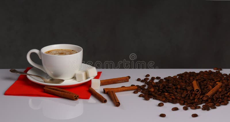 Panorama avec une tasse de café, cannelle et grains de café photos stock Panorama avec une tasse de café, cannelle et grains de café photos stock
