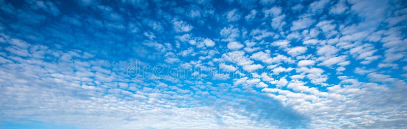 Panorama azul do céu nebuloso