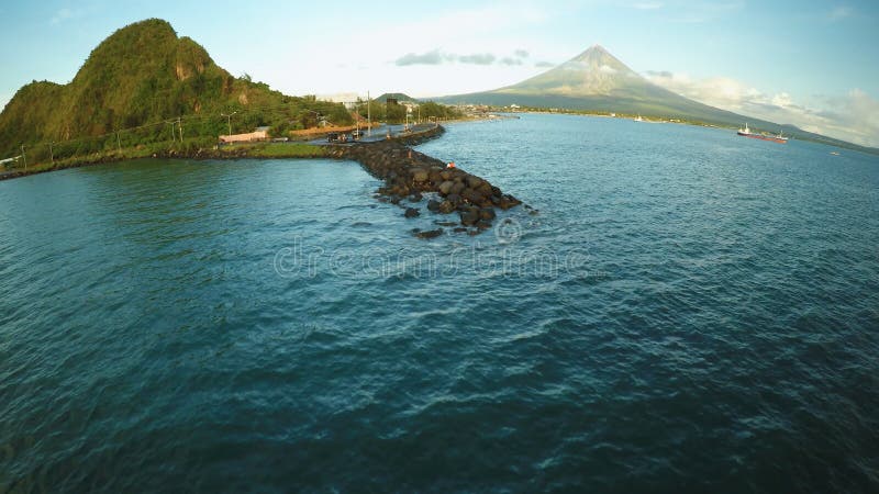 Panorama aéreo de la ciudad de Legaspi por la mañana en el amanecer Contra el contexto del Monte Mayon Puerto con