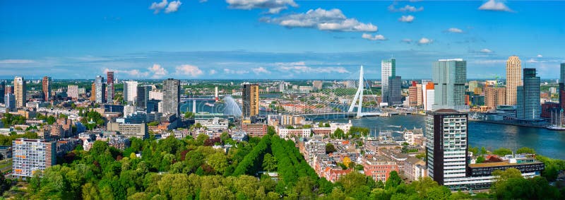 Panorama aéreo de la ciudad de Rotterdam y del puente de Erasmus fotos de archivo libres de regalías Panorama aéreo de la ciudad de Rotterdam y del puente de Erasmus fotos de archivo libres de regalías