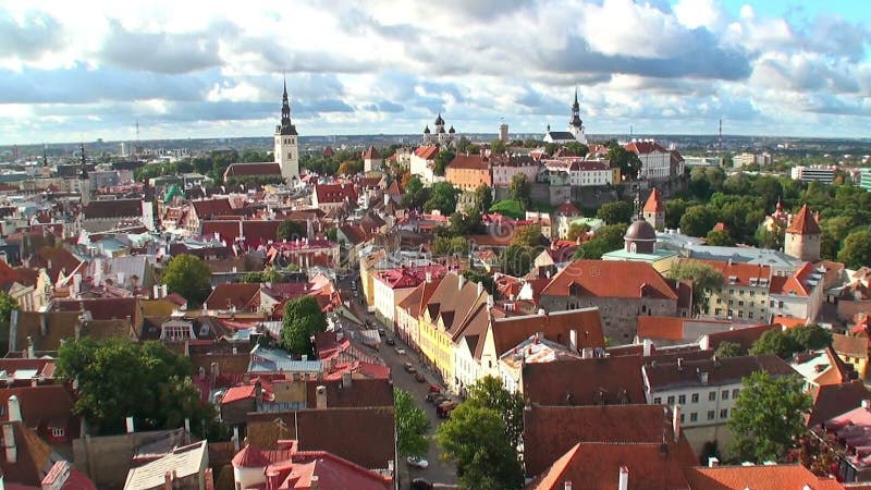 Panorama aéreo del enfoque de Tallinn, Estonia