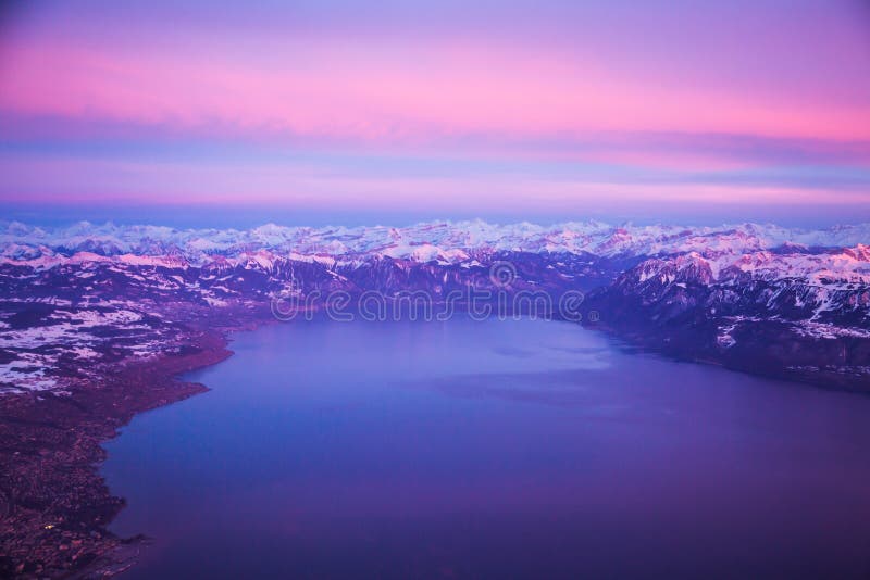 Panorama aéreo del lago Lemán y de las montañas durante puesta del sol, Suiza foto de archivo Panorama aéreo del lago Lemán y de las montañas durante puesta del sol, Suiza foto de archivo