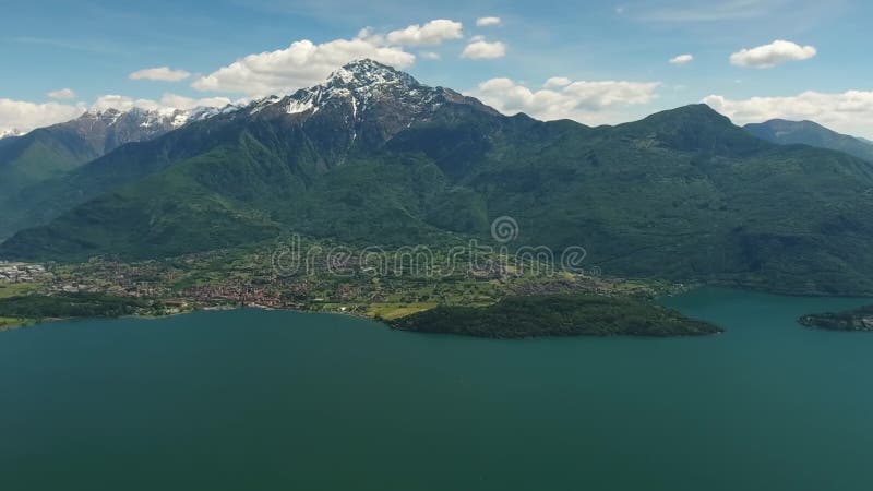 Panorama aéreo sobre lago como en italia