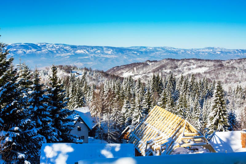 Panorama aéreo vibrante da montanha do inverno, árvores da neve, céu azul foto de stock Panorama aéreo vibrante da montanha do inverno, árvores da neve, céu azul foto de stock